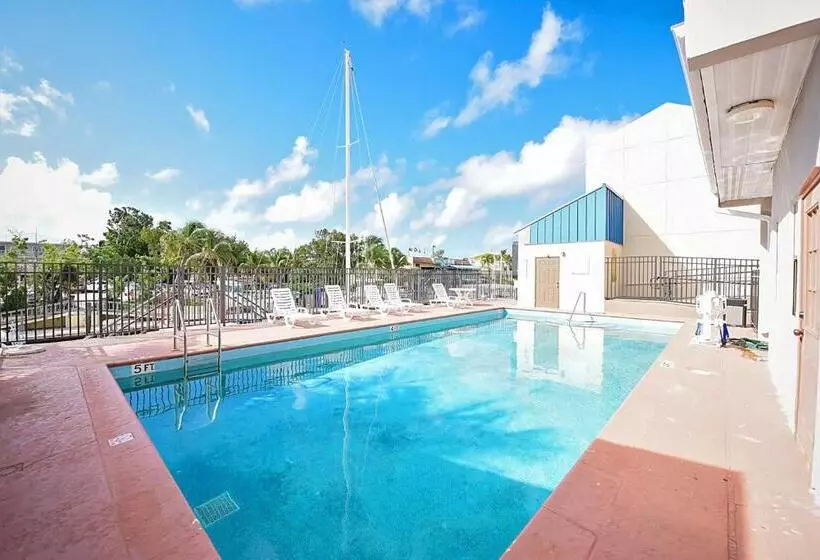 Retkeilymaja Waterside Suites And Marina