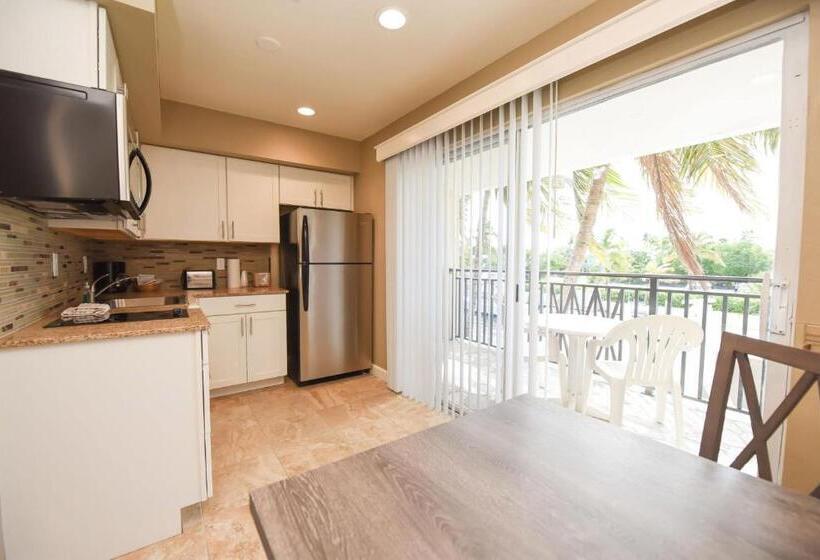 Общежитие Waterside Suites And Marina