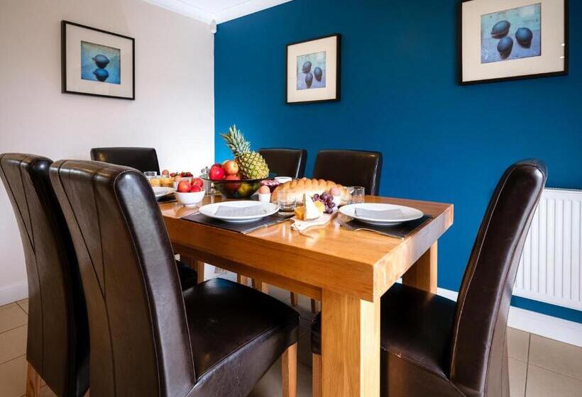 بنسيون Lakeview Holiday Cottages