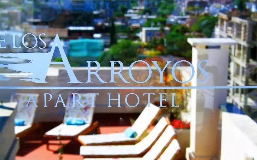 De Los Arroyos Apart