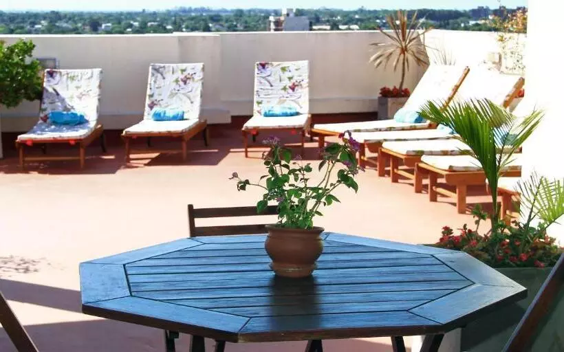 De Los Arroyos Apart