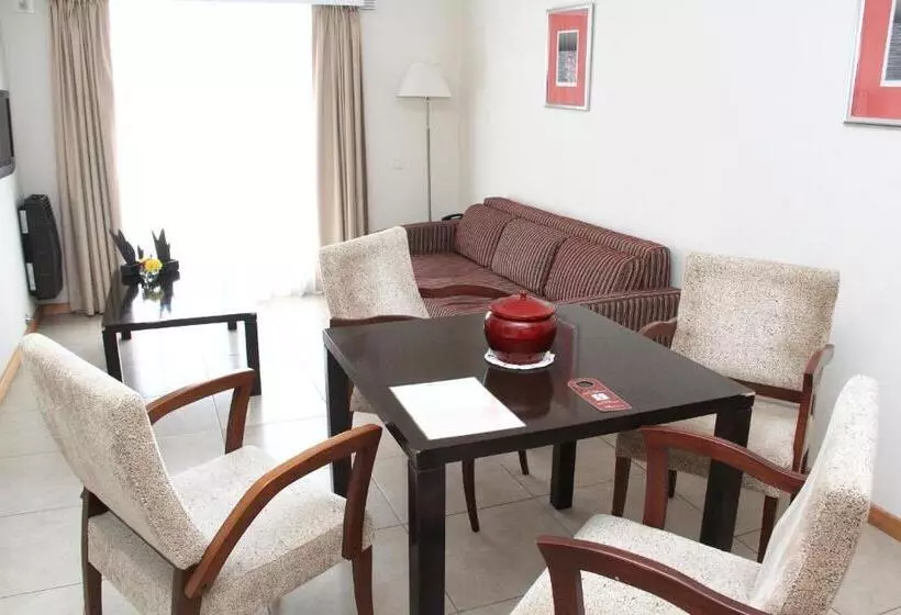 De Los Arroyos Apart