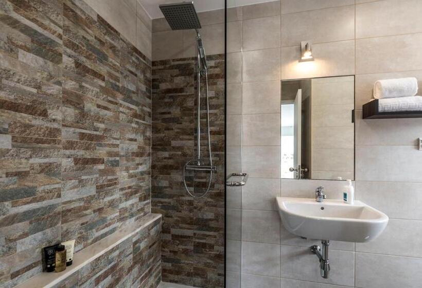 פנסיון Lagos Village