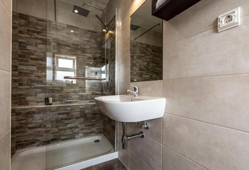 פנסיון Lagos Village