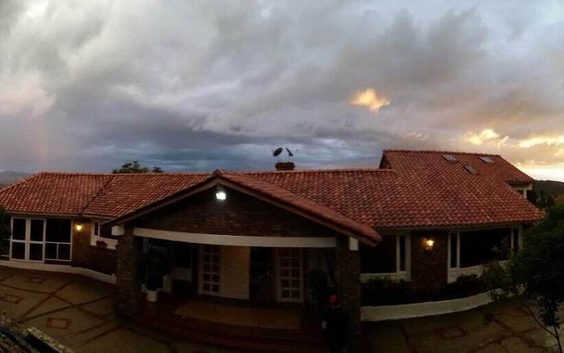 הוסטל Miravalle Suites