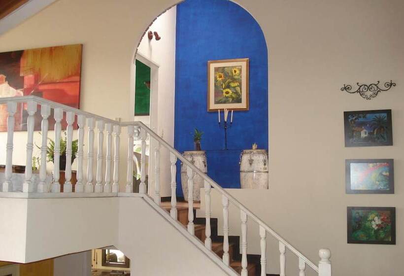 הוסטל Miravalle Suites