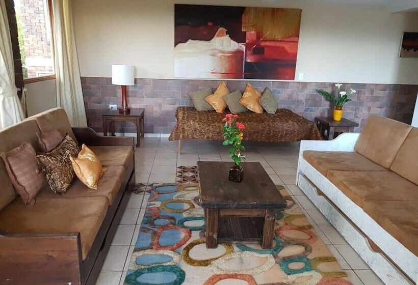 הוסטל Miravalle Suites