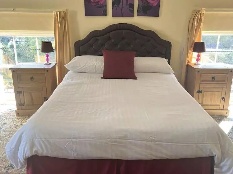 Retkeilymaja Tontine Hotel & Bar