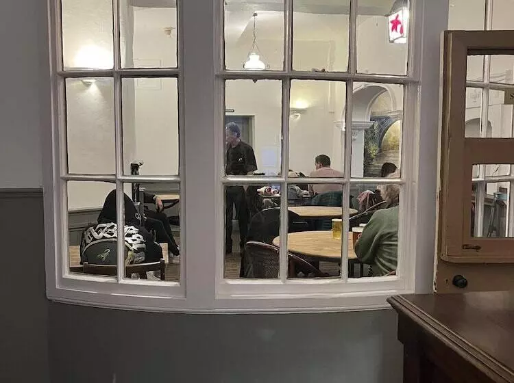 Retkeilymaja Tontine Hotel & Bar