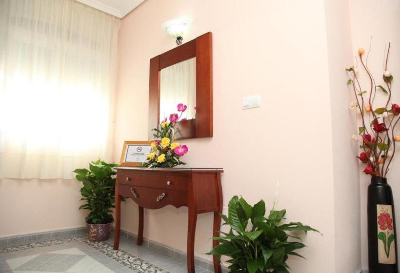 پانسیون Hostal Avenida