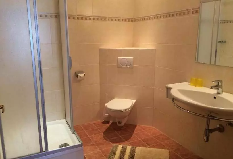 ユースホステル Gasthof Knappenwirt