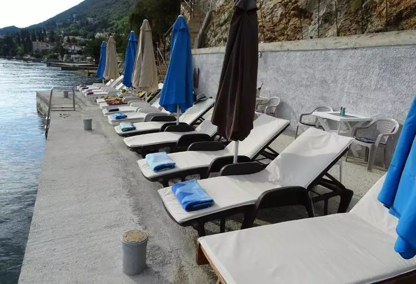 پانسیون Villa Del Mar