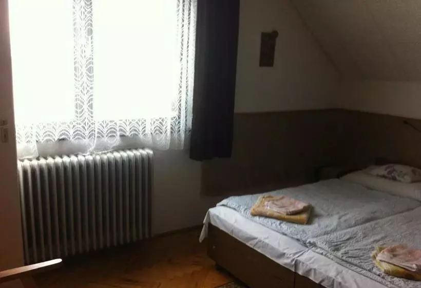 پانسیون Póczáné Vendégszobái