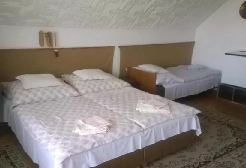 پانسیون Póczáné Vendégszobái