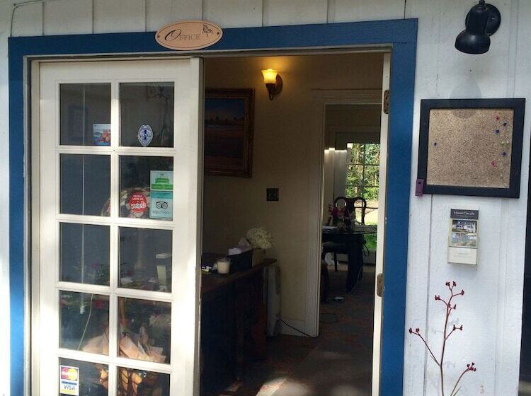 Общежитие Monarch Cove Inn