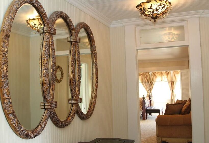 Общежитие Monarch Cove Inn