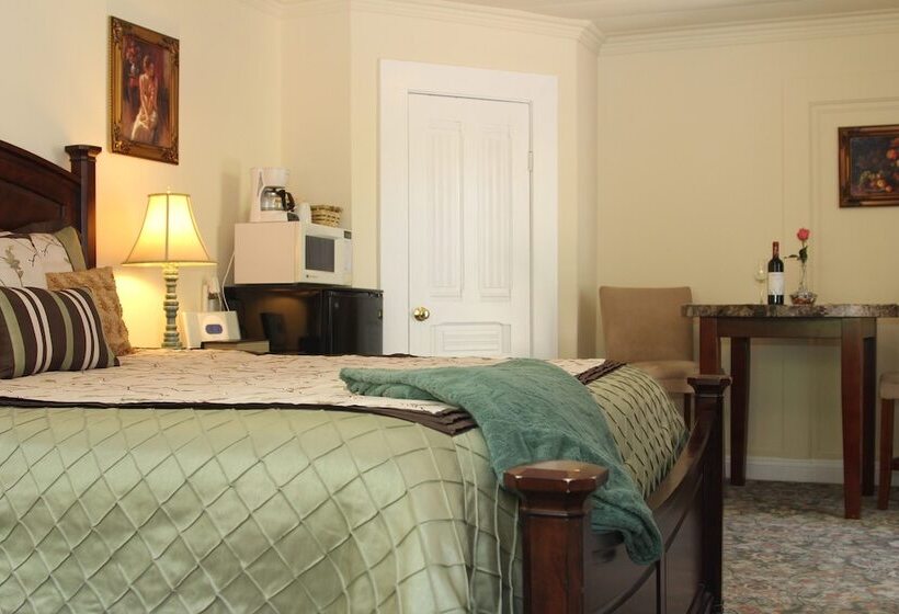 Общежитие Monarch Cove Inn