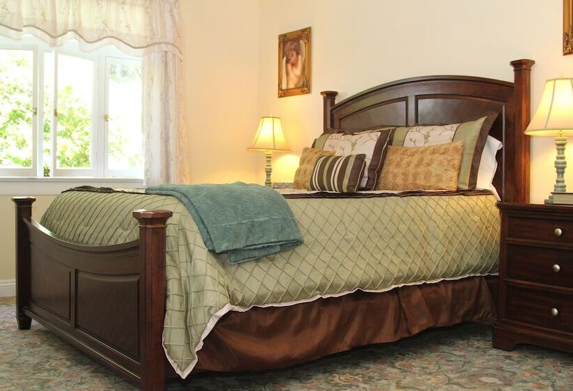 Общежитие Monarch Cove Inn