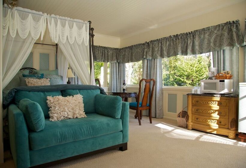 Общежитие Monarch Cove Inn