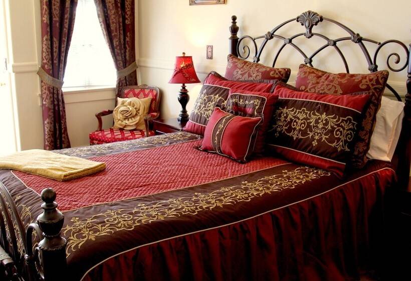 Общежитие Monarch Cove Inn