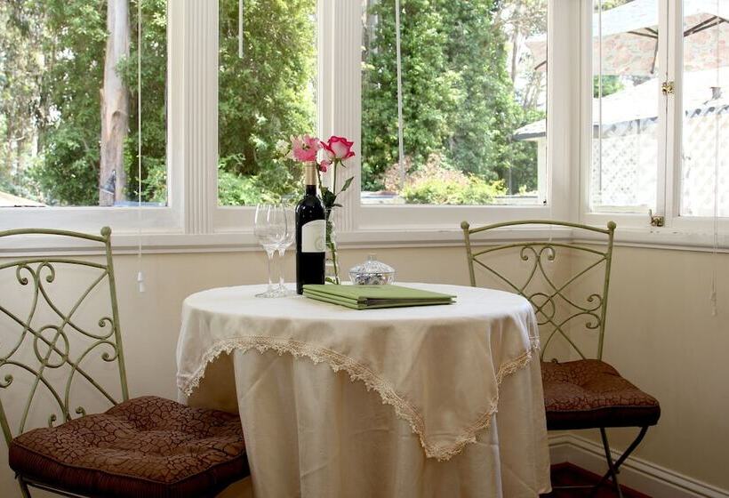 Общежитие Monarch Cove Inn