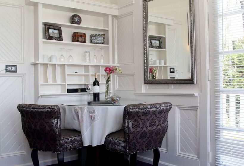 Общежитие Monarch Cove Inn