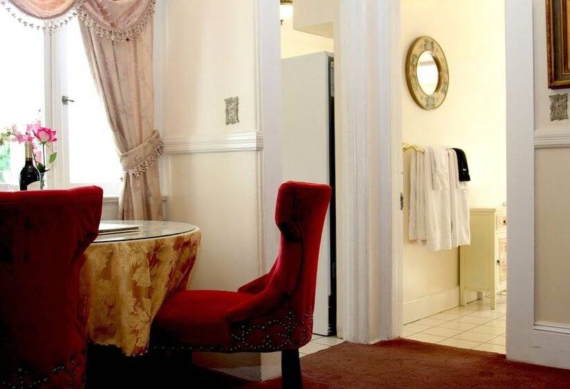 Общежитие Monarch Cove Inn