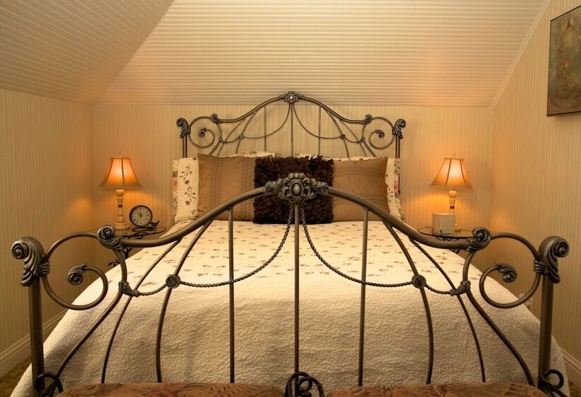 Общежитие Monarch Cove Inn