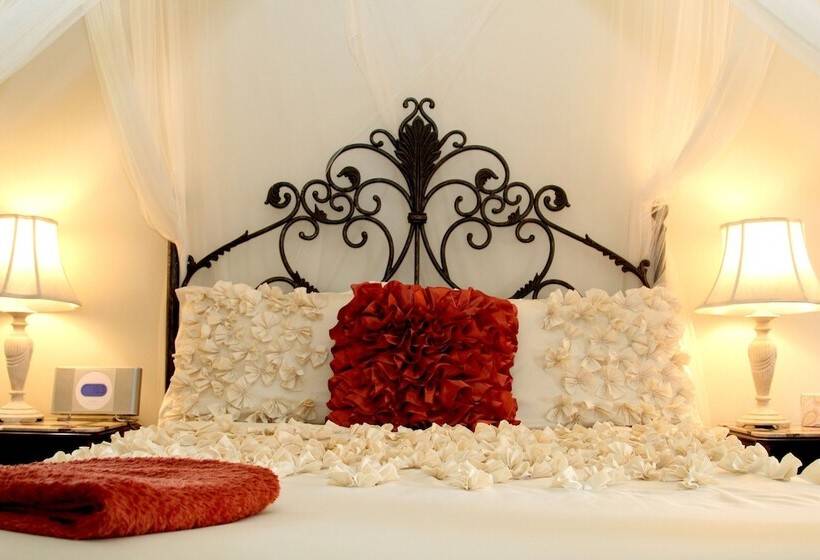 Общежитие Monarch Cove Inn