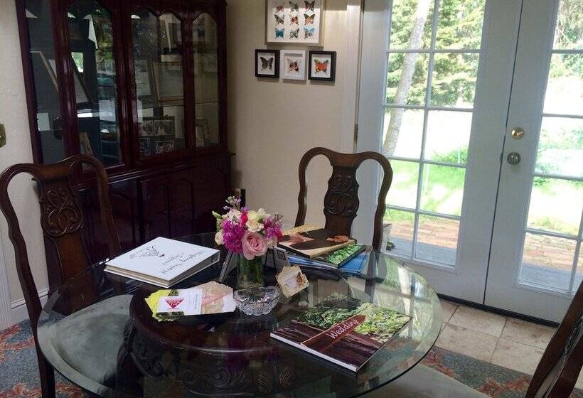 Общежитие Monarch Cove Inn