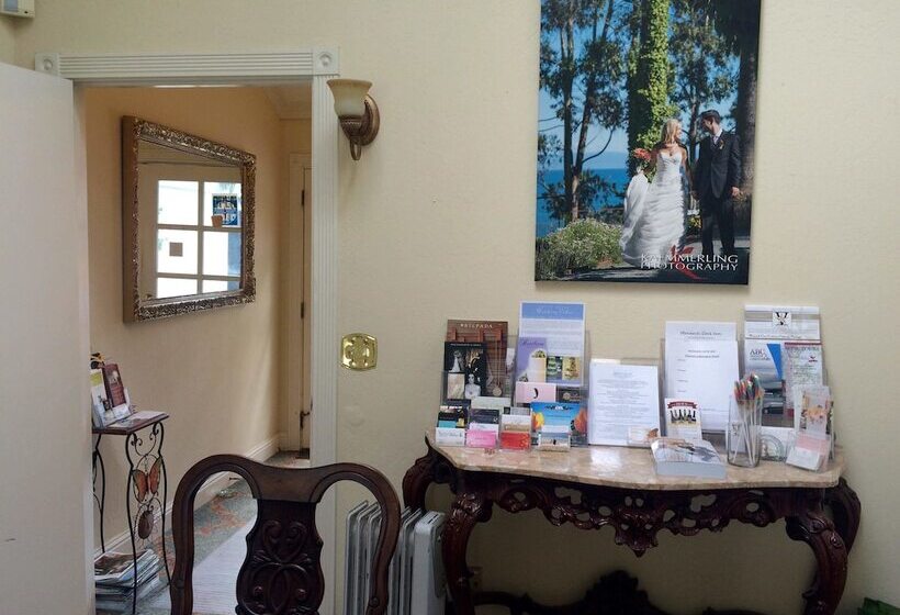 Общежитие Monarch Cove Inn