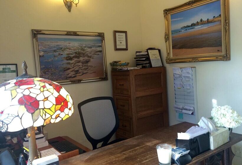 Общежитие Monarch Cove Inn