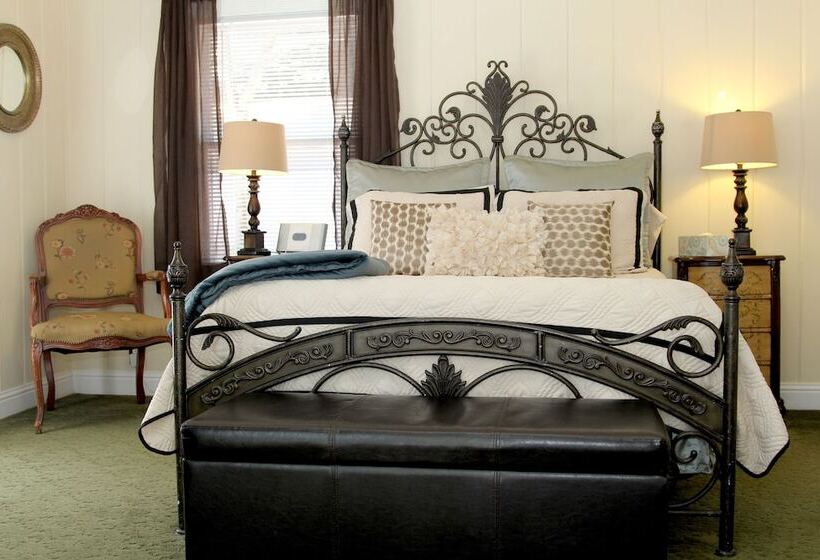 Общежитие Monarch Cove Inn