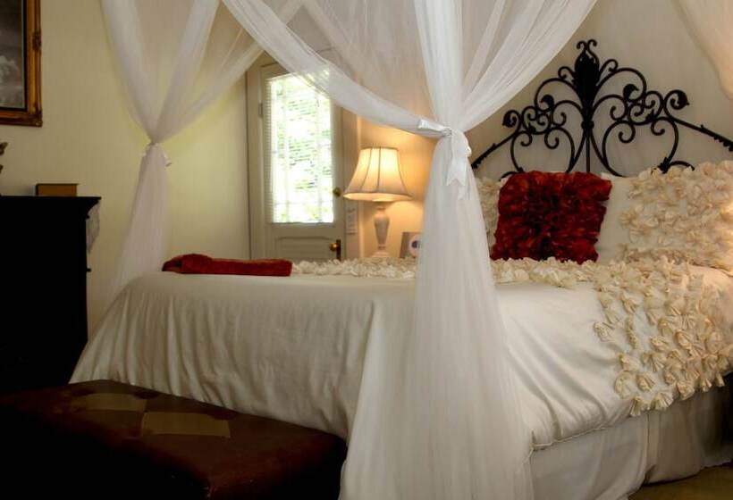 Общежитие Monarch Cove Inn