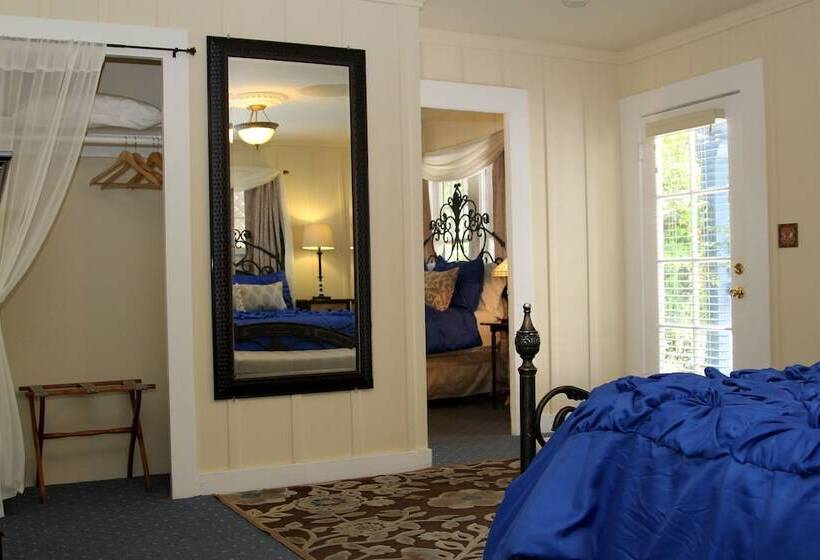 Общежитие Monarch Cove Inn