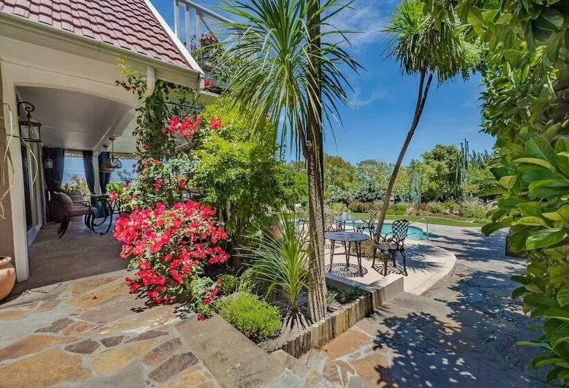 Majatalo Yebo Boutique Guesthouse