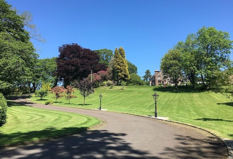 Pensió Fludha Guest House