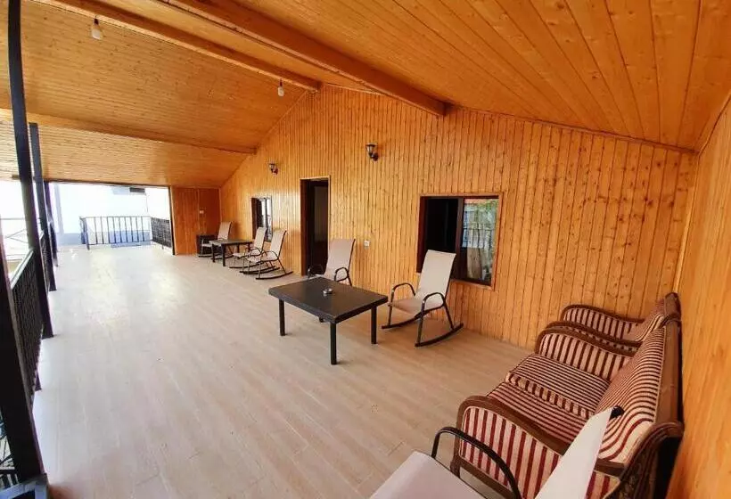 پانسیون Nino Ratiani's Guesthouse