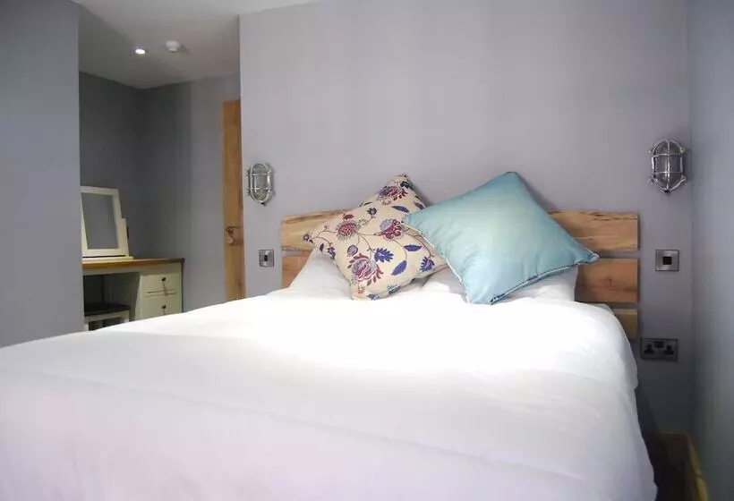 Majatalo The Feathers