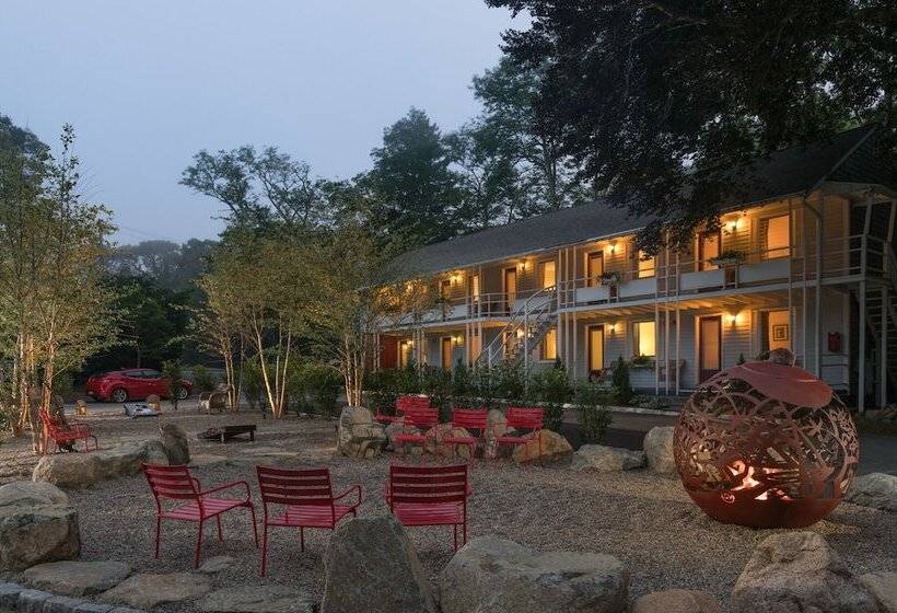 הוסטל Treehouse Lodge