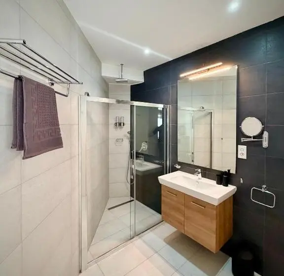 پانسیون Apartment 81