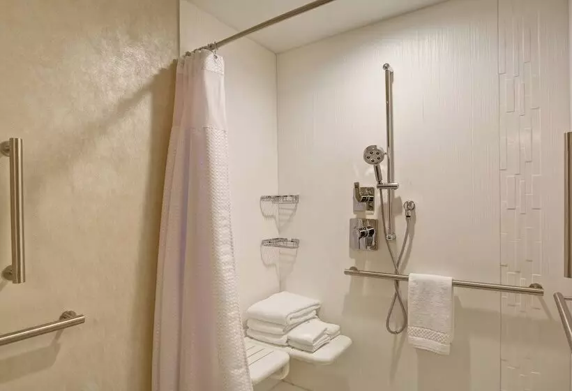 Hotelli Courtyard By Marriott Long Island Islip/courthouse Complex