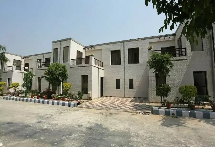 Hotelli Capital O 24794 Aaryavan Resorts
