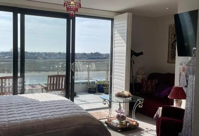 ペンション Special Occasion, Stunning Sea View Balconied Suite