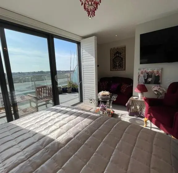 ペンション Special Occasion, Stunning Sea View Balconied Suite