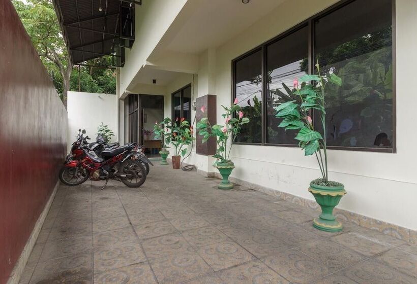 بنسيون Reddoorz @ Malalayang 2 Manado