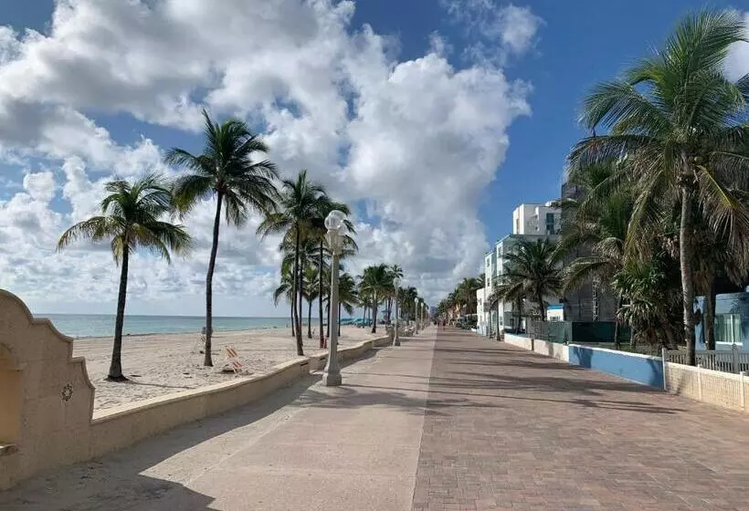 هتل Tiana Beach Inn