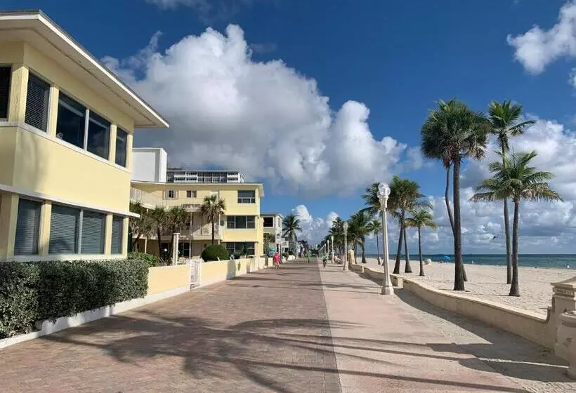 هتل Tiana Beach Inn