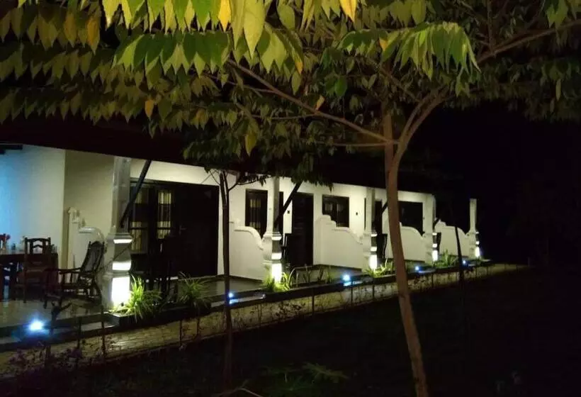 ベッドアンドブレックファースト Amron Resort Sigiriya