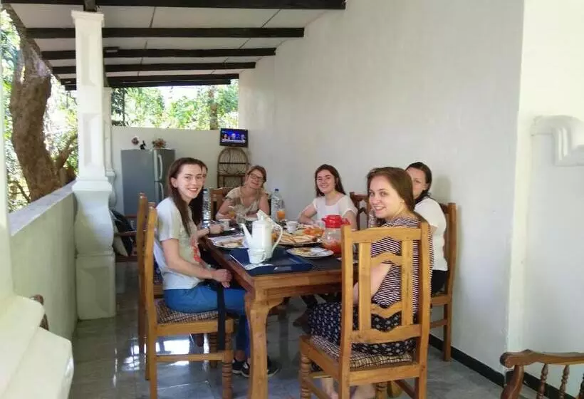 ベッドアンドブレックファースト Amron Resort Sigiriya